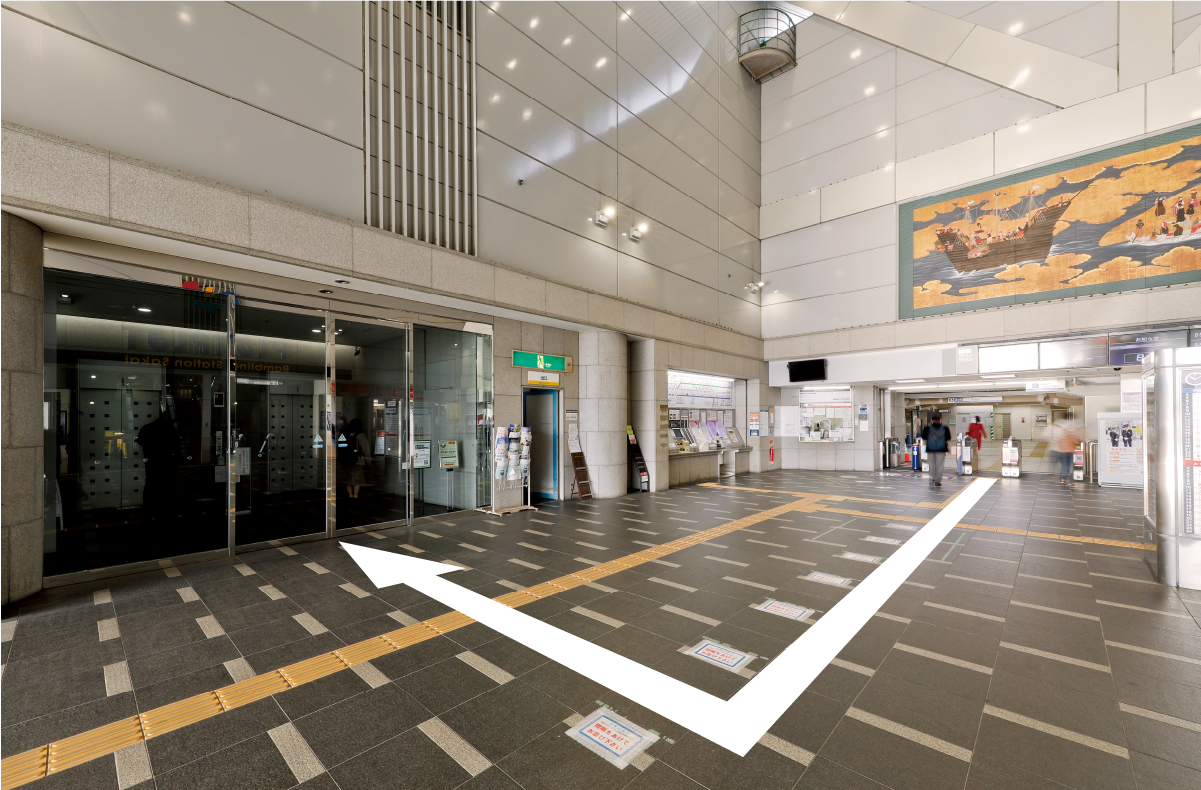 南海本線・堺駅東改札口出て。右手にビルの入口があります!